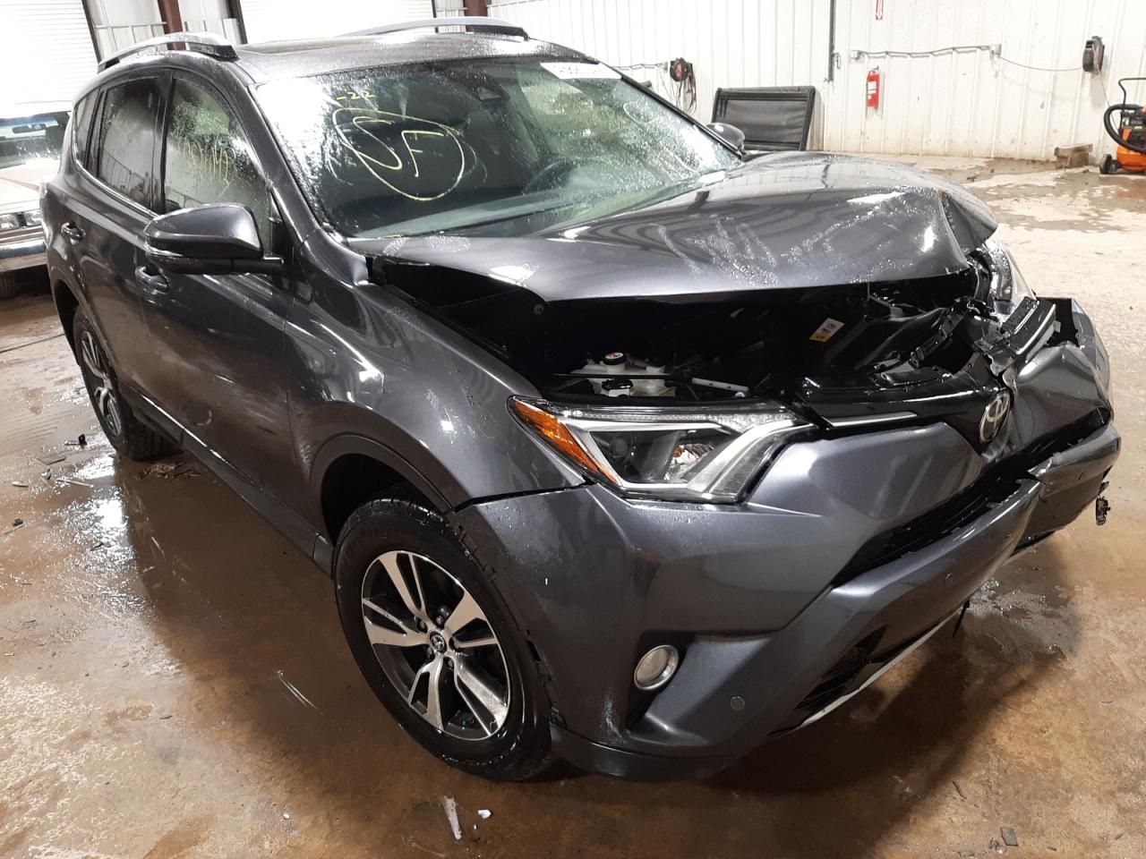 Photo 1 from auction – 2017 TOYOTA RAV4 XLE with VIN JTMRFREV4HJ123241
