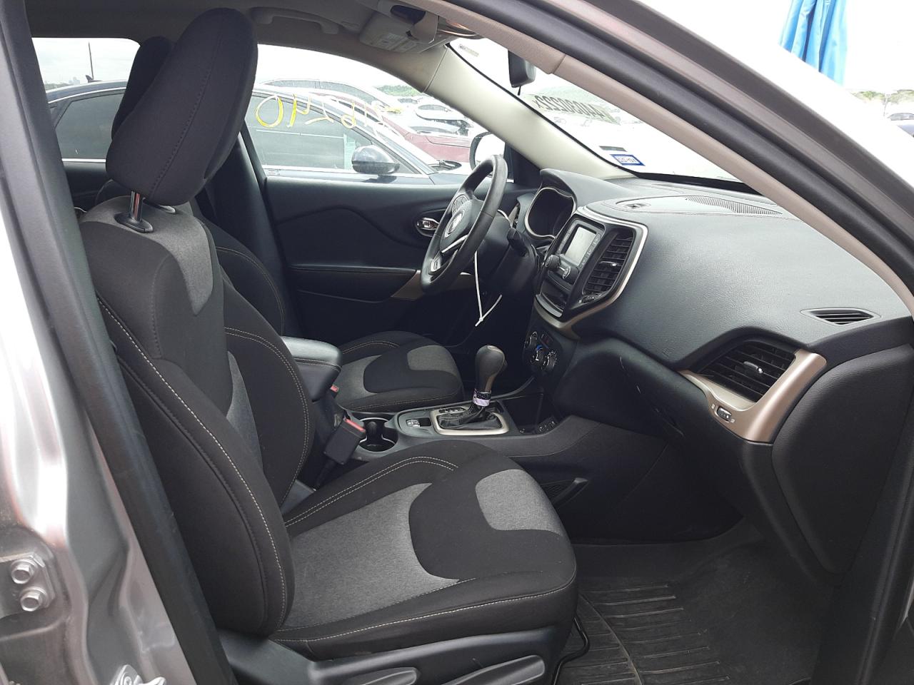 Photo 5 from auction – 2018 JEEP CHEROKEE L with VIN 1C4PJLCB1JD553552