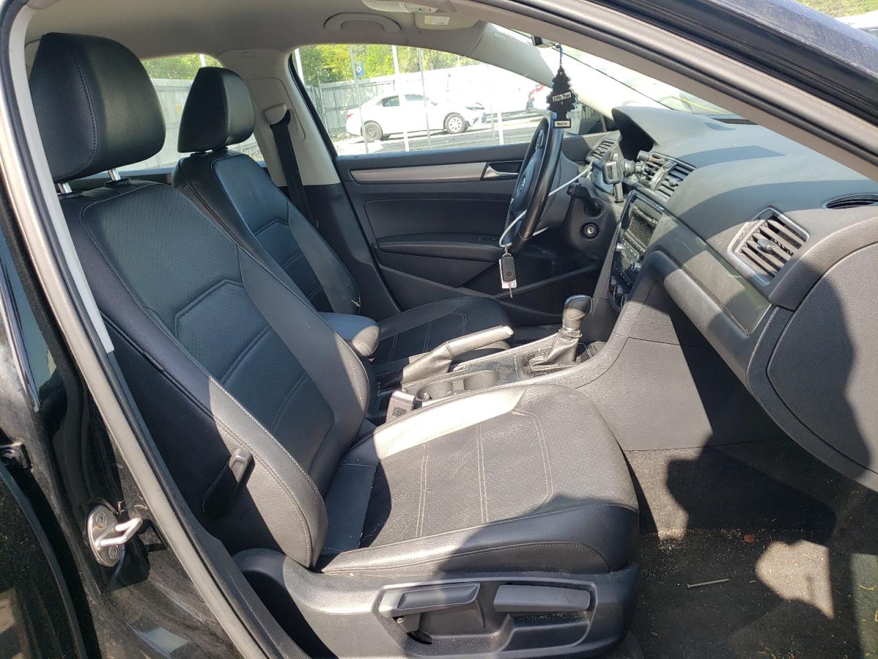 Photo 7 from auction – 2015 VOLKSWAGEN PASSAT S with VIN 1VWAT7A31FC035163