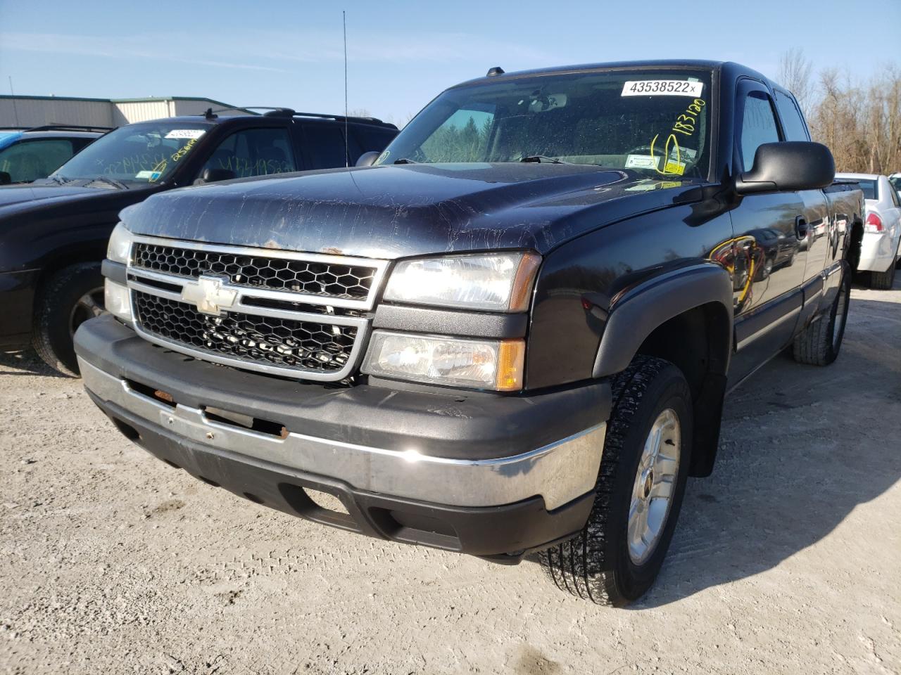 Photo 2 from auction – 2005 CHEVROLET SILVERADO with VIN 2GCEK19B751107679