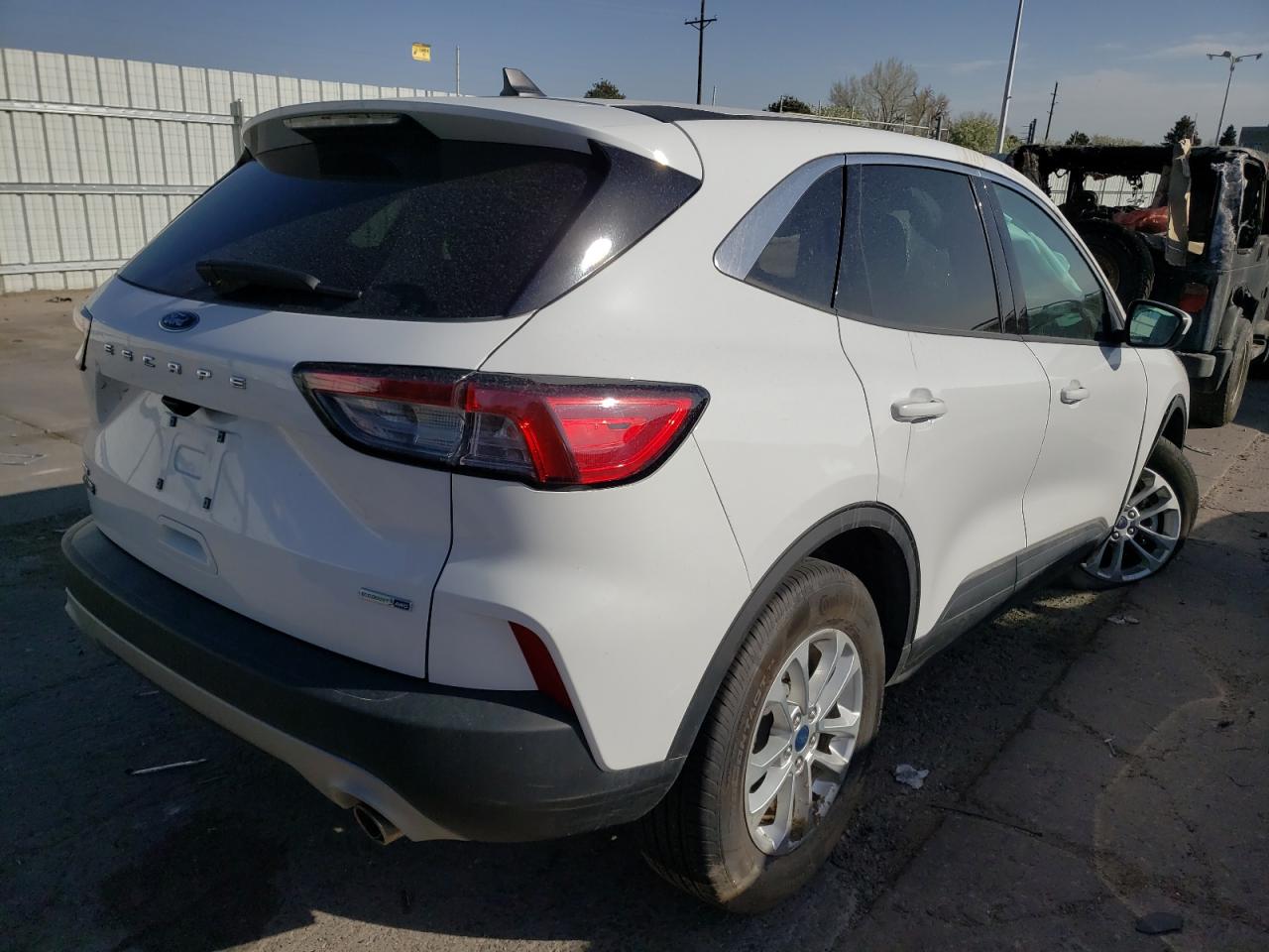 Photo 4 from auction – 2020 FORD ESCAPE SE with VIN 1FMCU9G64LUB97537