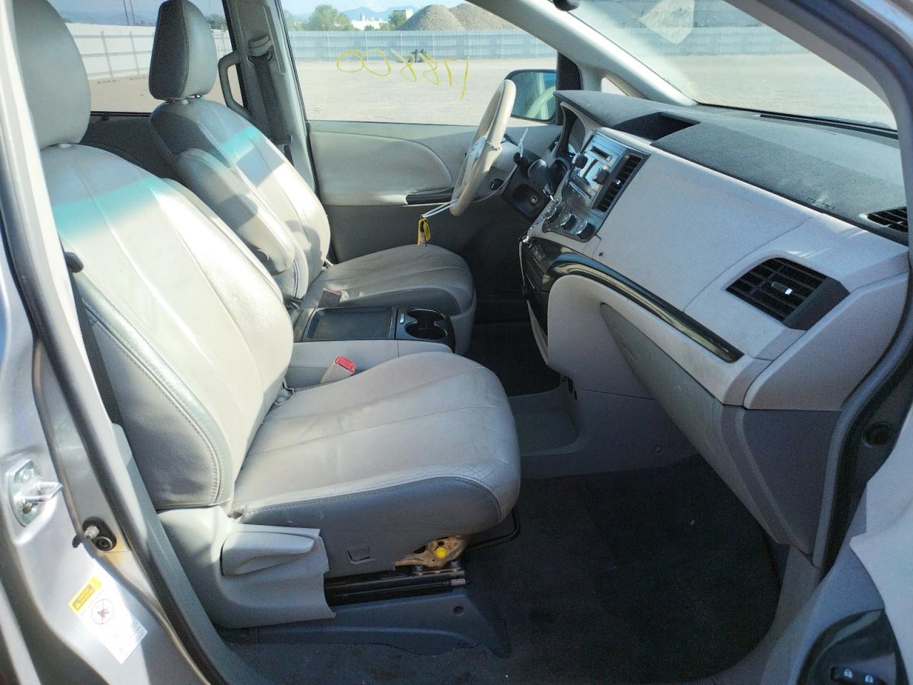 Photo 5 from auction – 2011 TOYOTA SIENNA LE with VIN 5TDKK3DC2BS014104