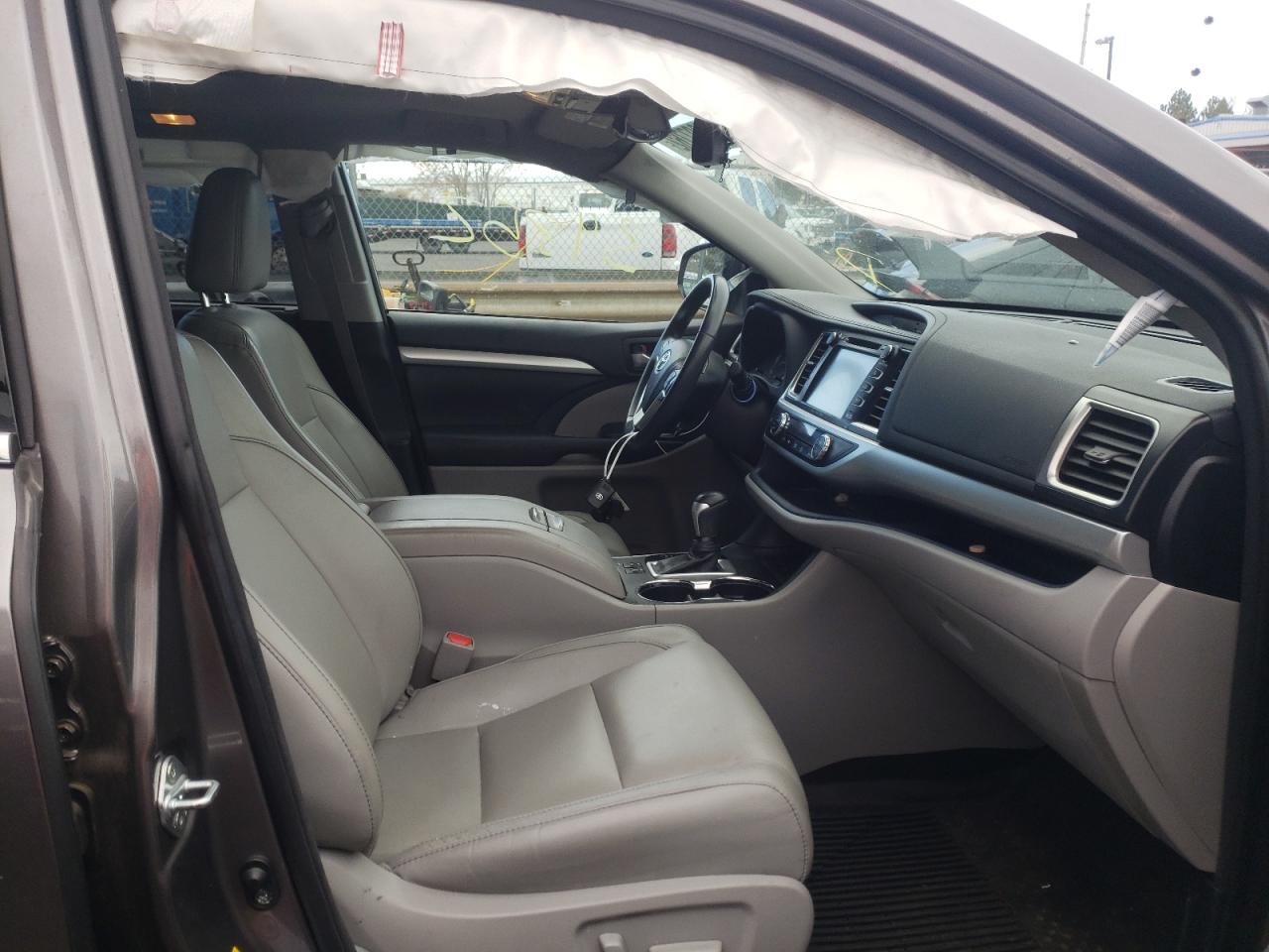 Photo 5 from auction – 2017 TOYOTA HIGHLANDER with VIN 5TDJZRFH0HS478150