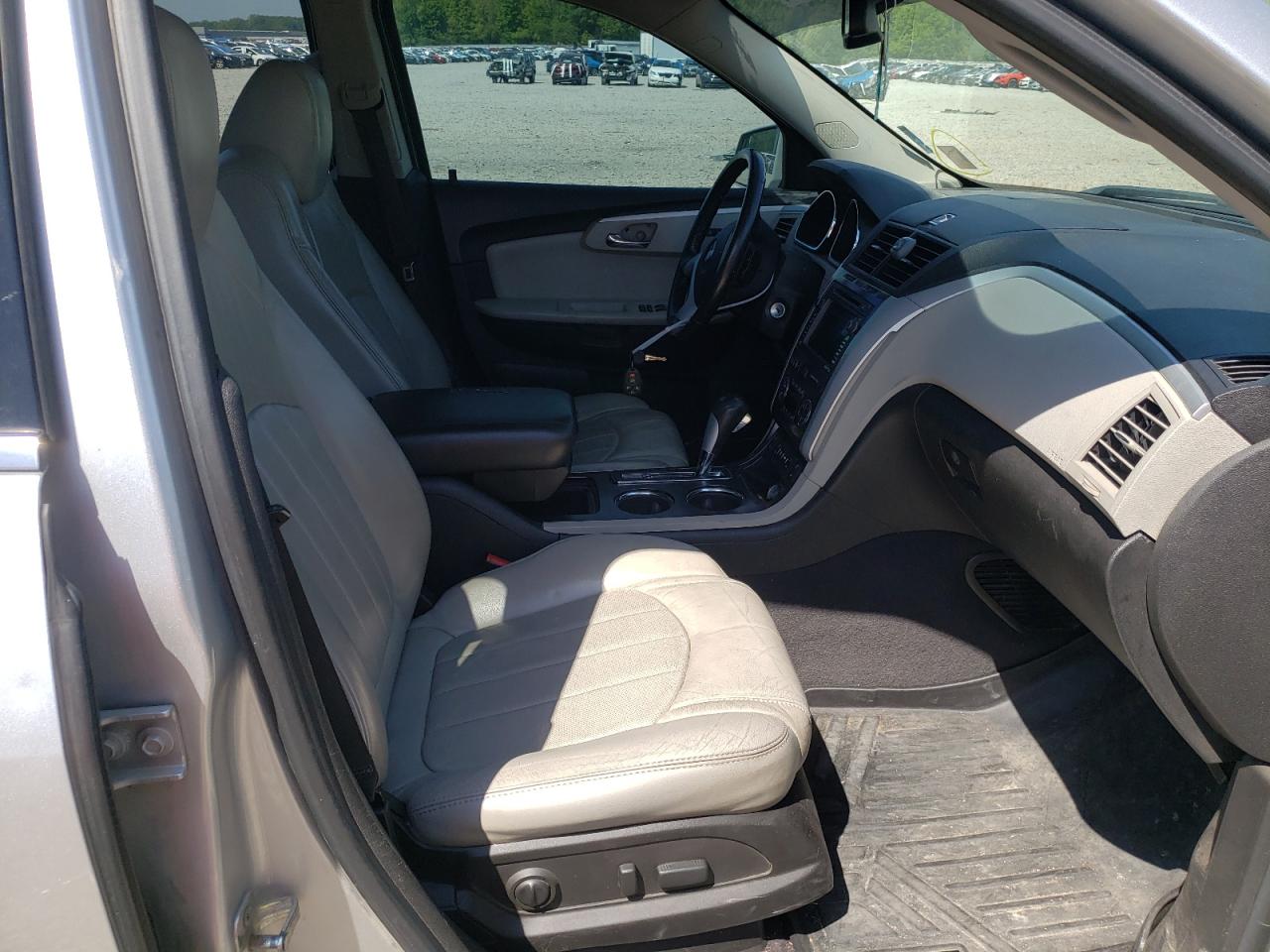 Photo 5 from auction – 2010 CHEVROLET TRAVERSE L with VIN 1GNLRHED8AS155809