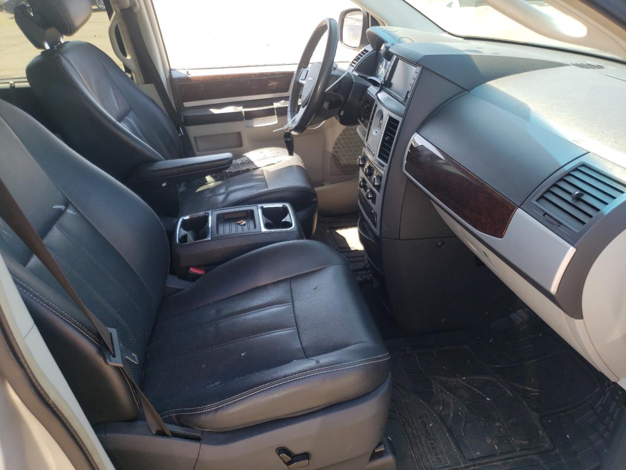 Photo 5 from auction – 2010 CHRYSLER TOWN & COU with VIN 2A4RR8DX1AR457324