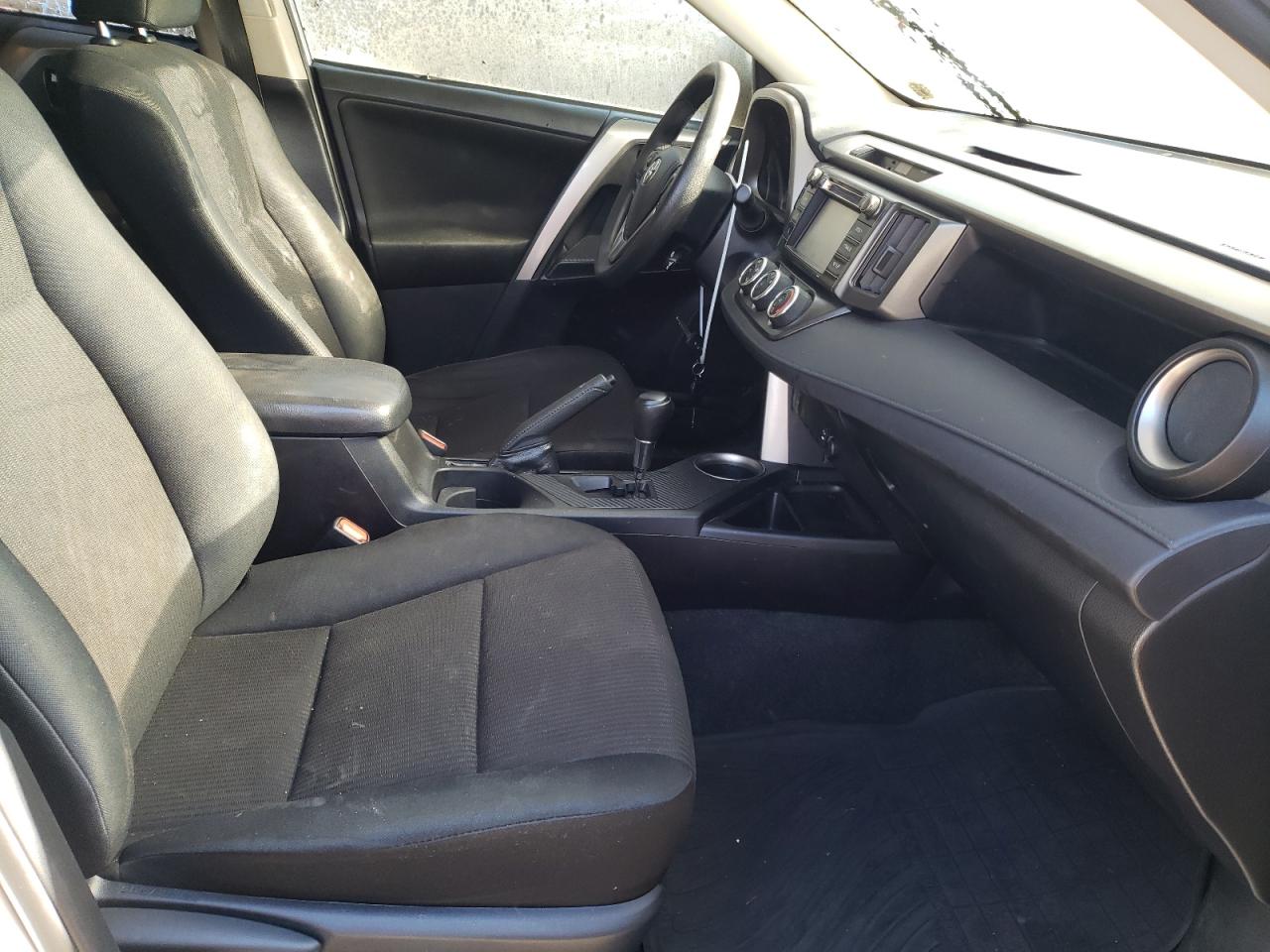 Photo 5 from auction – 2015 TOYOTA RAV4 LE with VIN JTMBFREV5FD163910