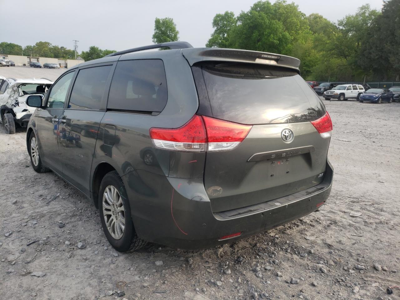 Photo 3 from auction – 2014 TOYOTA SIENNA XLE with VIN 5TDYK3DC2ES458159