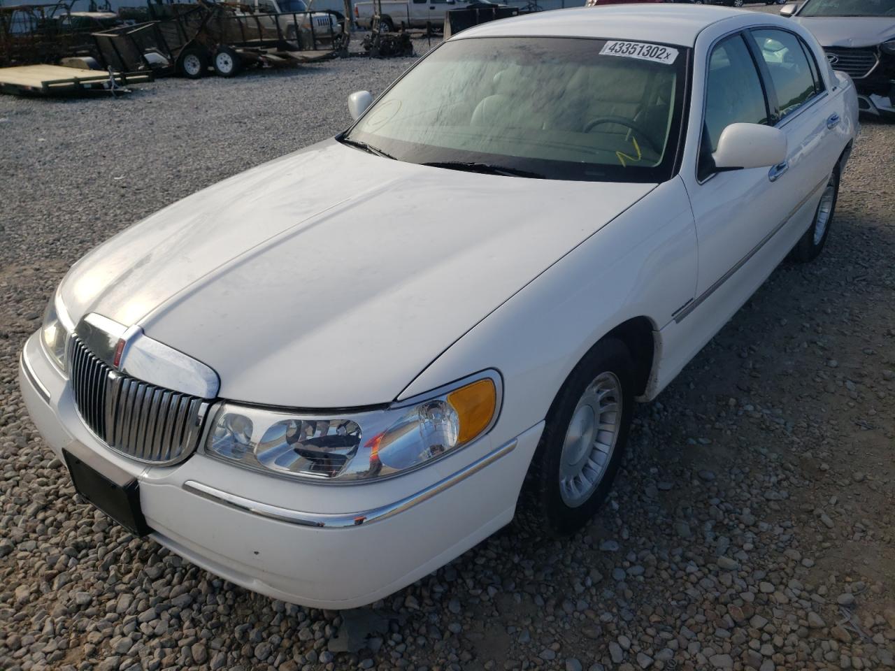 Zdjęcie 9 z aukcji – 2002 LINCOLN TOWN CAR E z VIN 1LNHM81W52Y649348