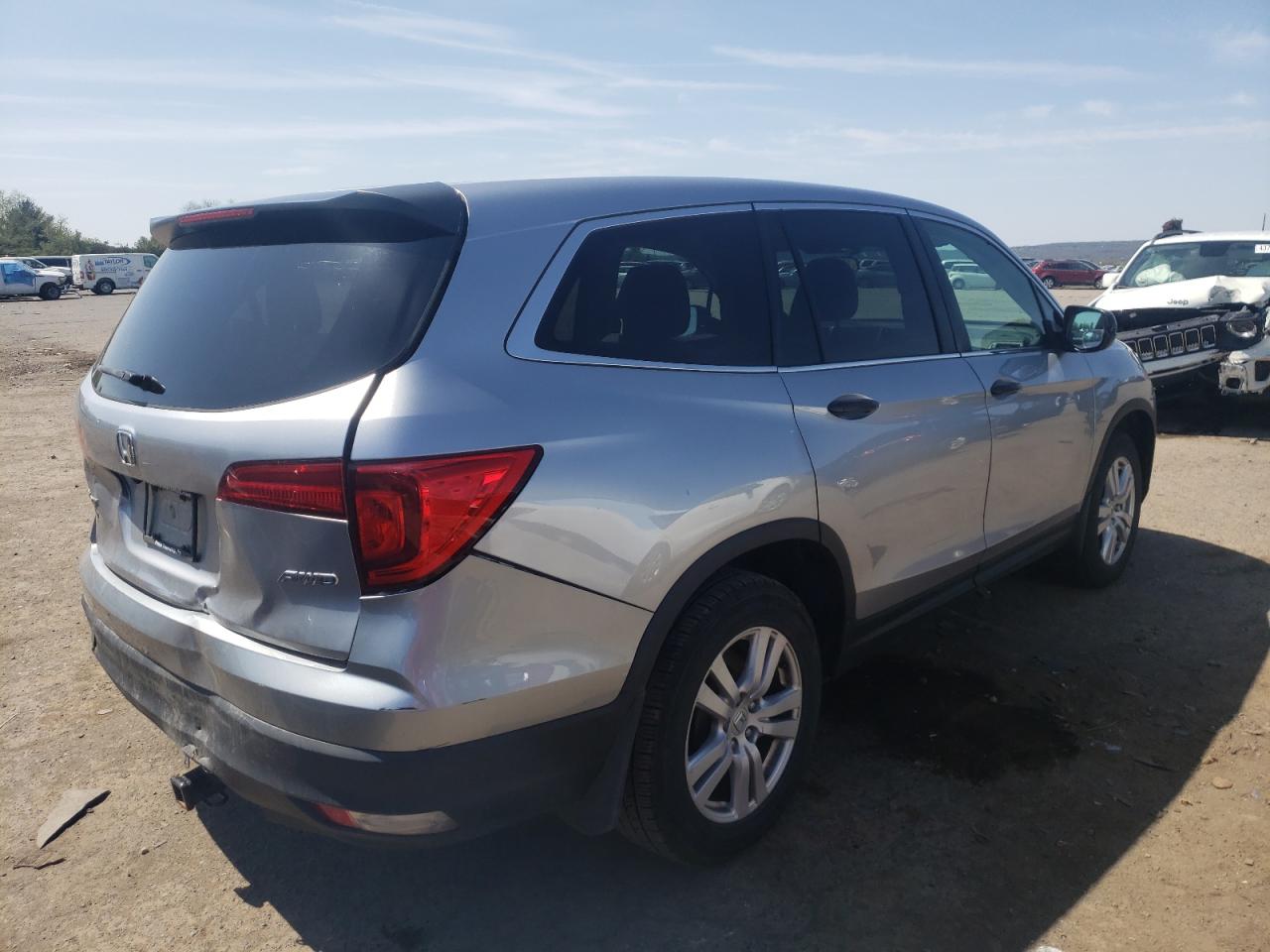 Photo 4 from auction – 2017 HONDA PILOT LX with VIN 5FNYF6H16HB007775