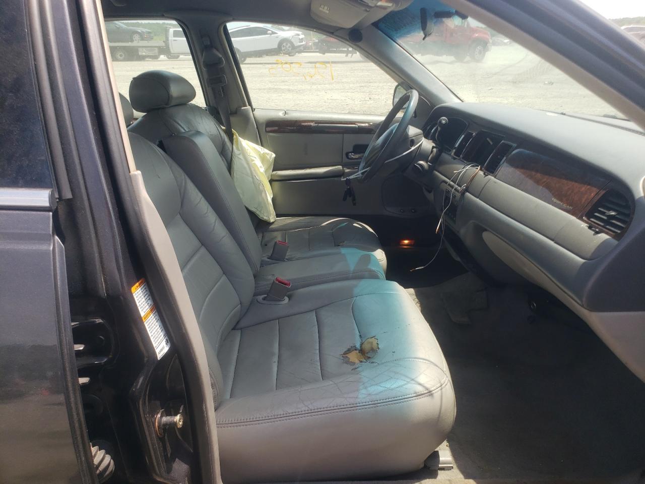Photo 5 from auction – 2000 LINCOLN TOWN CAR E with VIN 1LNHM81W1YY846204