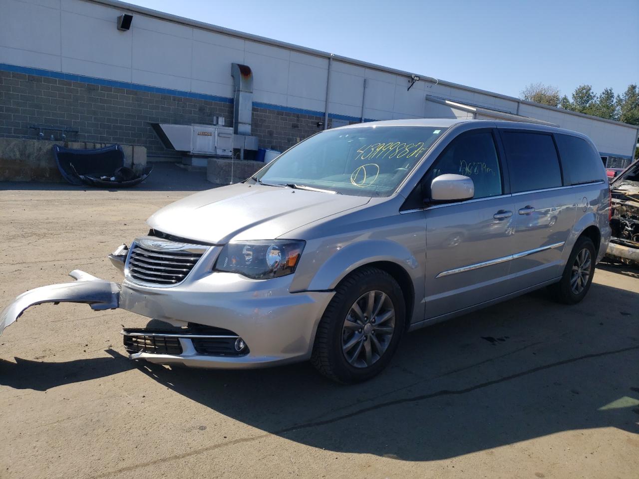 Photo 2 from auction – 2015 CHRYSLER TOWN & COU with VIN 2C4RC1HG0FR646496