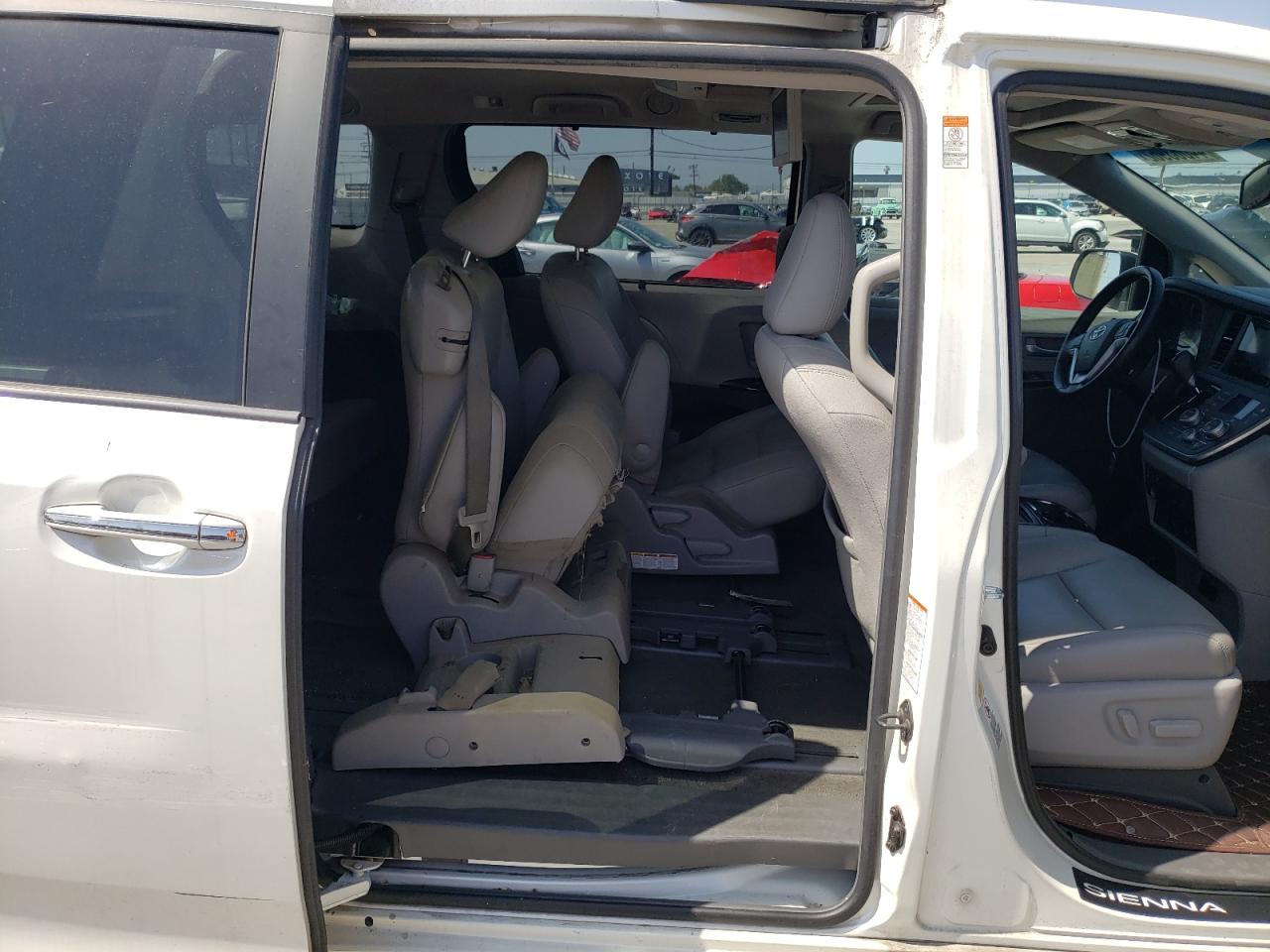 Photo 6 from auction – 2015 TOYOTA SIENNA XLE with VIN 5TDYK3DCXFS630049