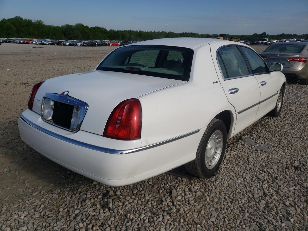 Photo 4 from auction – 2002 LINCOLN TOWN CAR E with VIN 1LNHM81W52Y649348