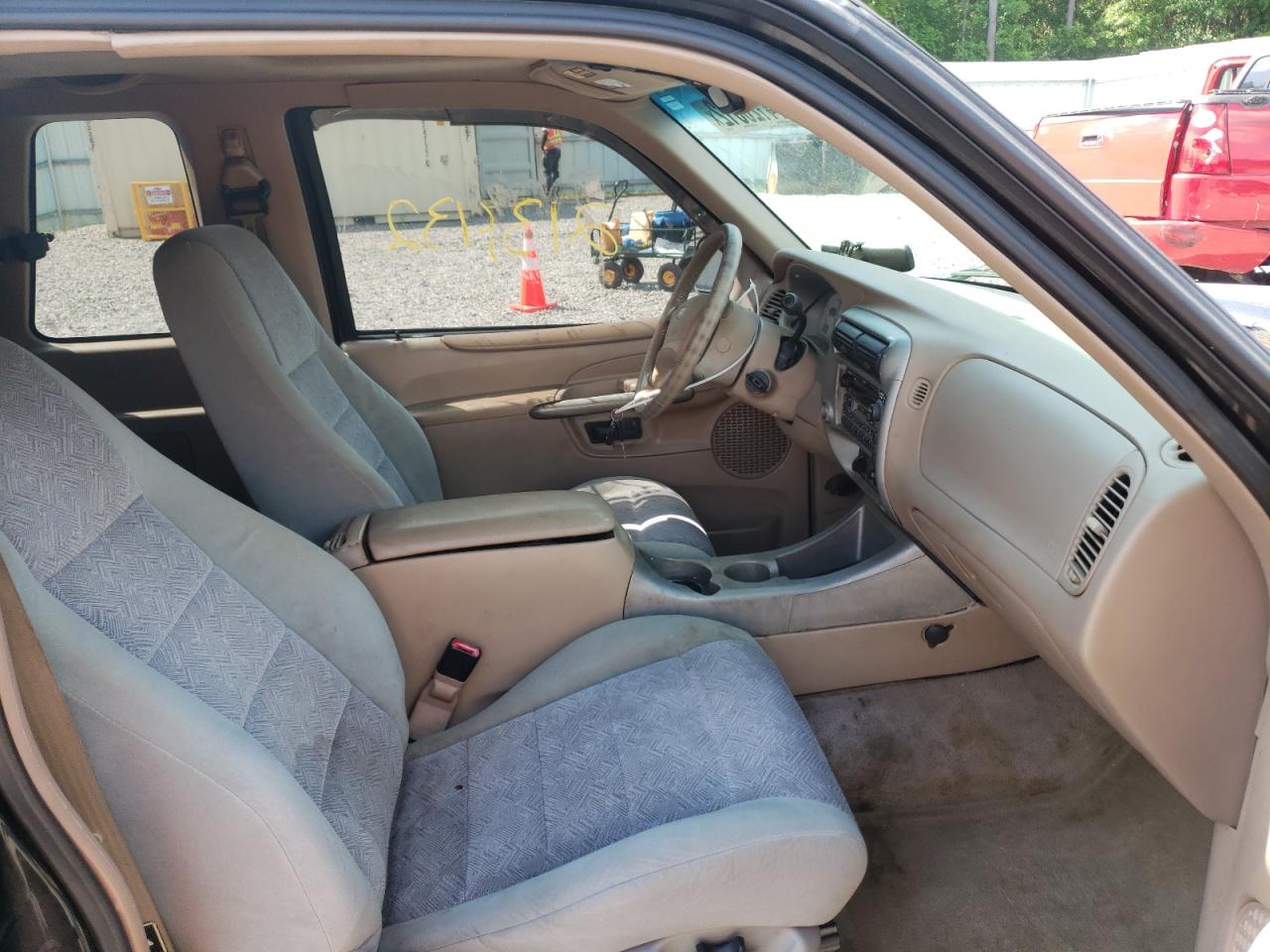 Photo 5 from auction – 2001 FORD EXPLORER S with VIN 1FMYU60E01UB30730