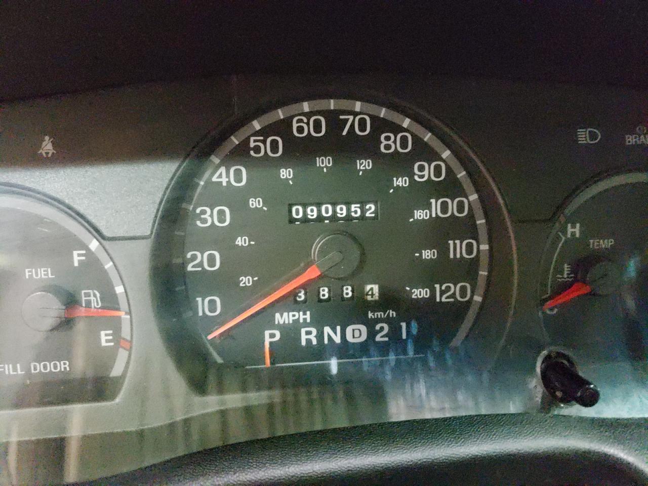 Photo 8 from auction – 2000 FORD CROWN VICT with VIN 2FAFP73W4YX177233
