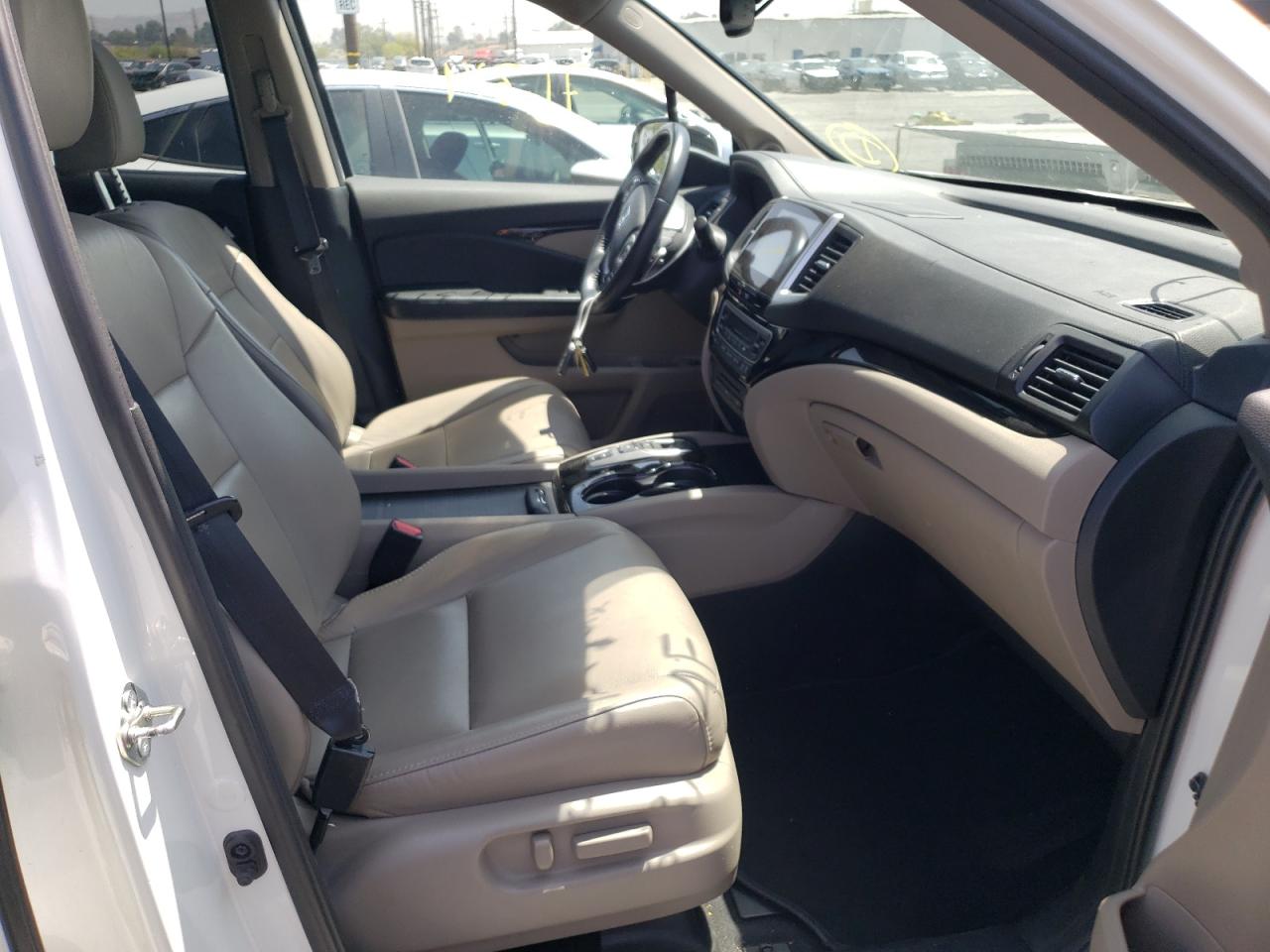 Photo 5 from auction – 2016 HONDA PILOT TOUR with VIN 5FNYF5H98GB028769