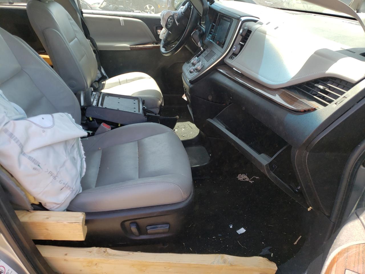 Photo 5 from auction – 2015 TOYOTA SIENNA XLE with VIN 5TDDK3DC8FS095740