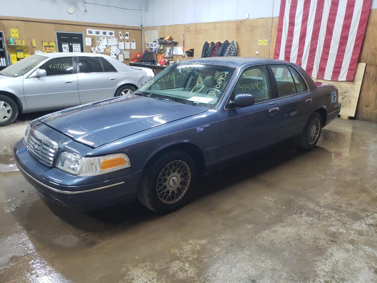Photo 2 from auction – 1998 FORD CROWN VICT with VIN 2FAFP74W5WX172957