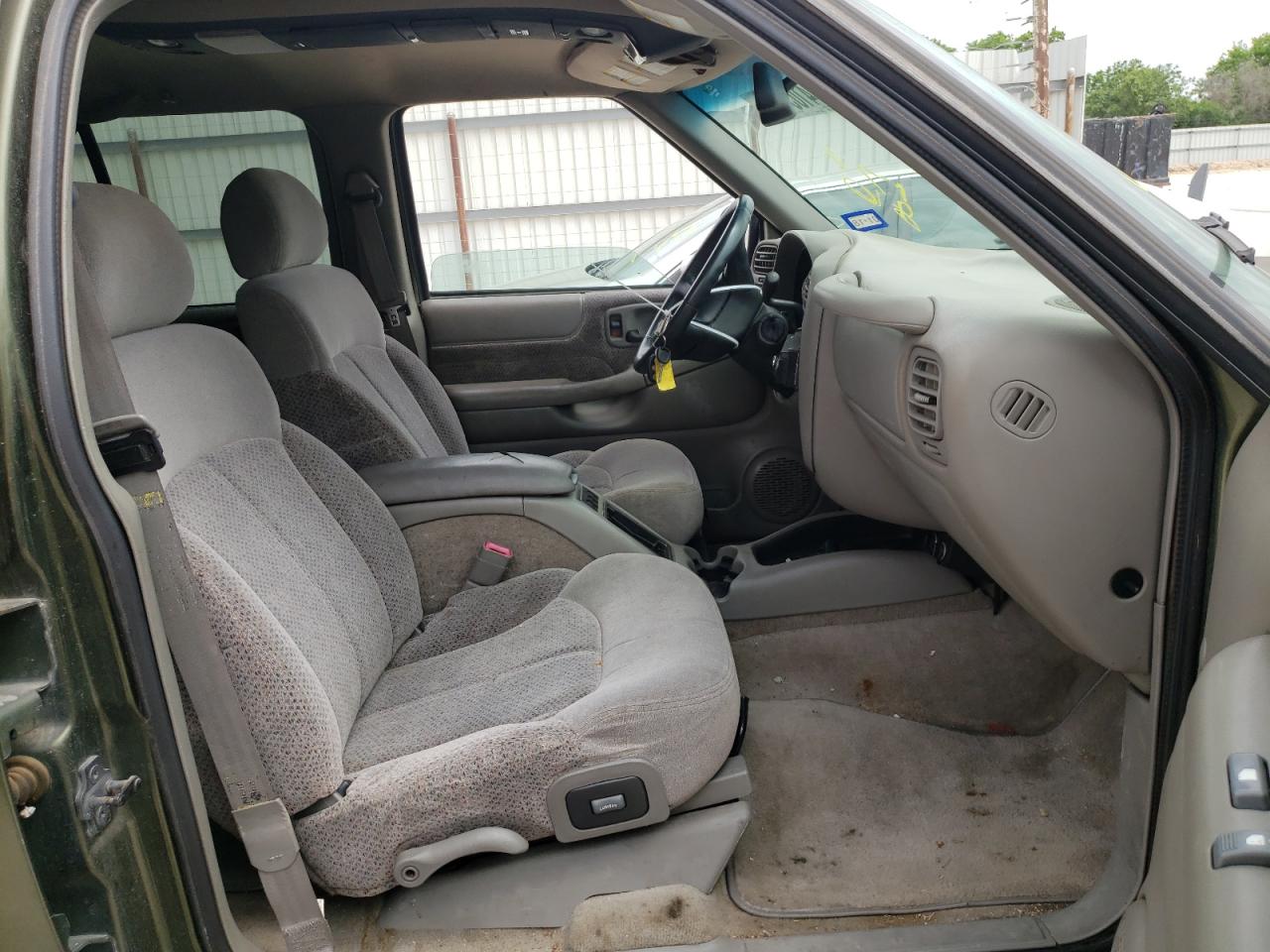 Photo 5 from auction – 2001 CHEVROLET BLAZER with VIN 1GNCS13W412177810