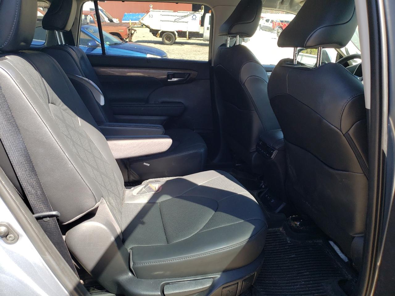 Photo 6 from auction – 2021 TOYOTA HIGHLANDER with VIN 5TDEBRCH4MS026173