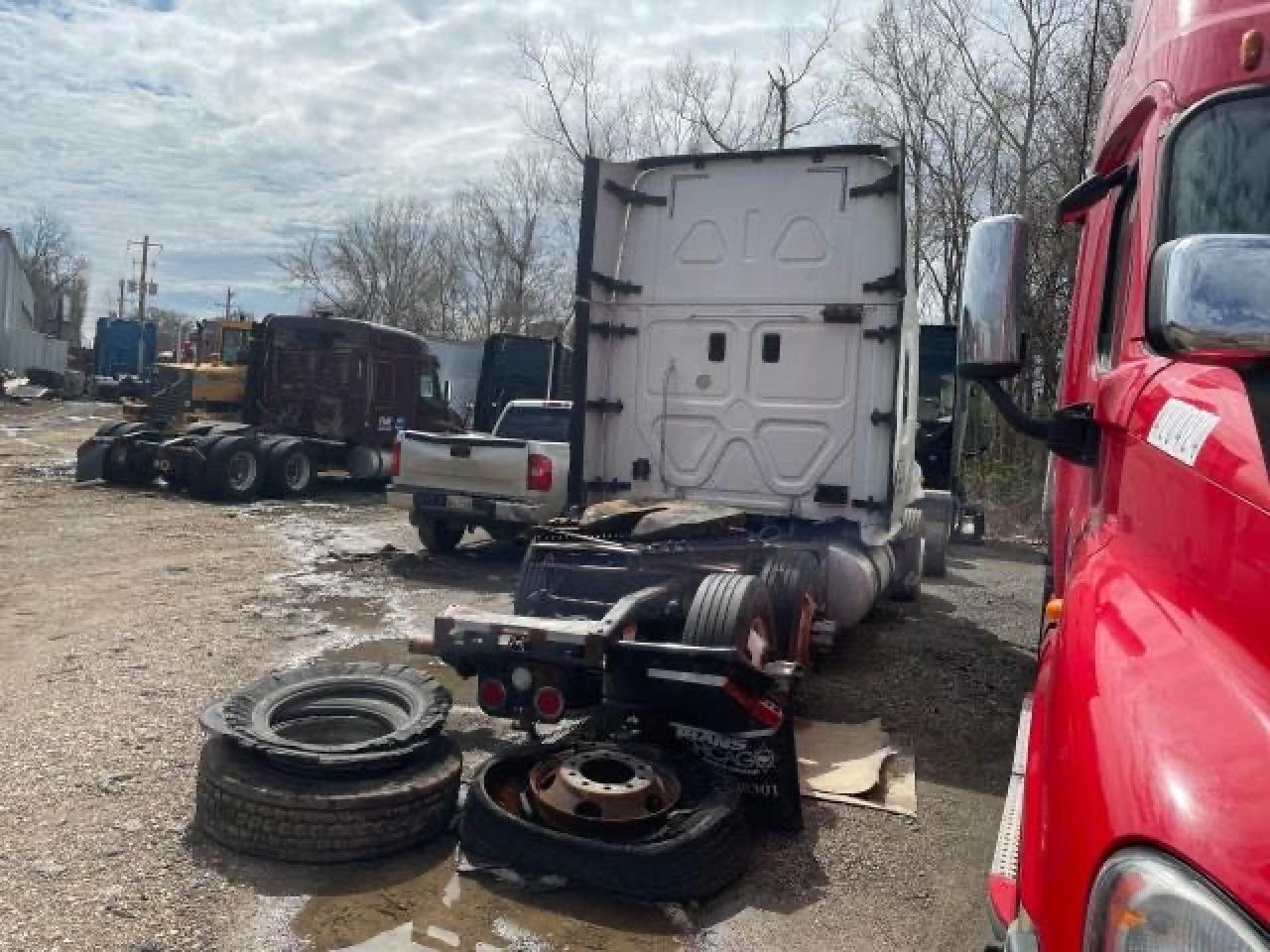 Photo 4 from auction – 2014 FREIGHTLINER CASCADIA 1 with VIN 3AKJGLD56ESFX5829