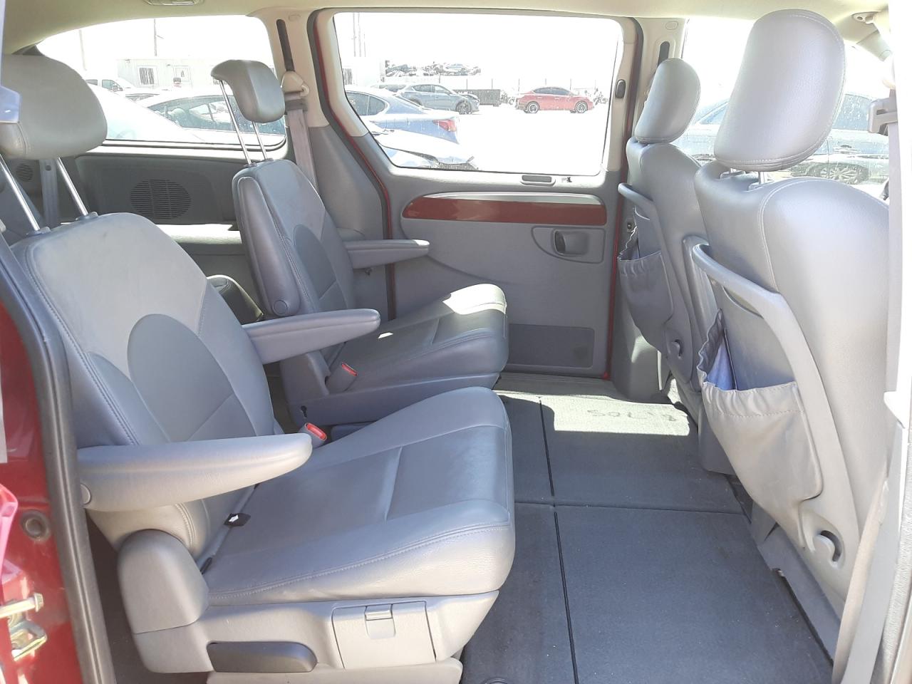 Photo 6 from auction – 2005 CHRYSLER TOWN & COU with VIN 2C8GP64L95R479130