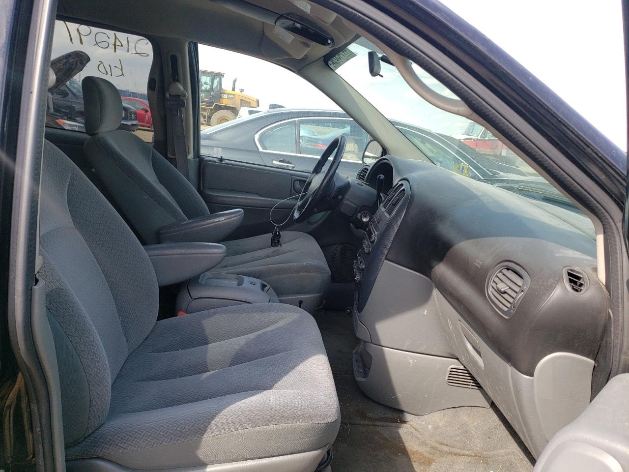 Photo 5 from auction – 2005 DODGE GRAND CARA with VIN 2D4GP44L15R565010