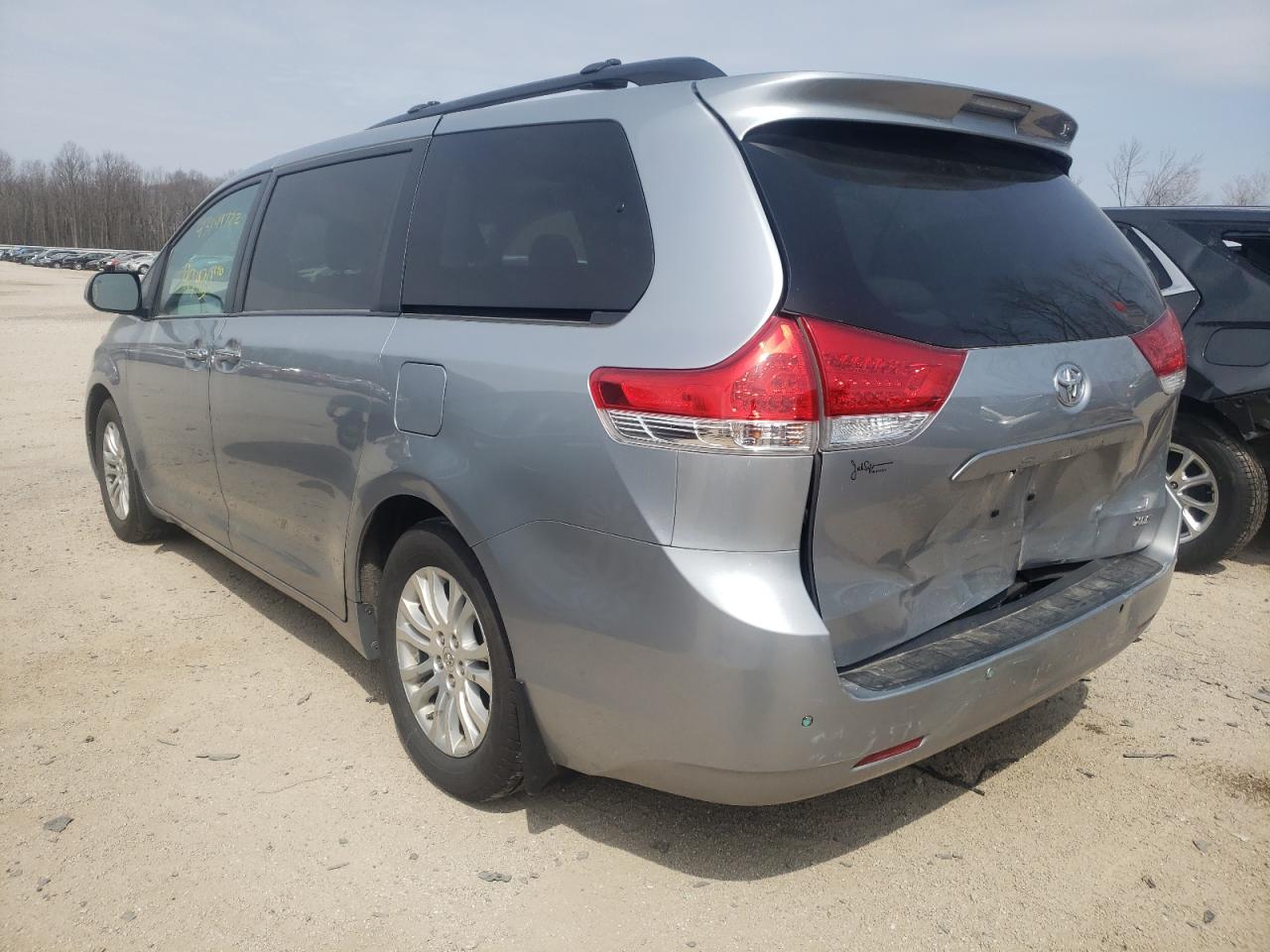 Photo 3 from auction – 2014 TOYOTA SIENNA XLE with VIN 5TDYK3DC8ES455072