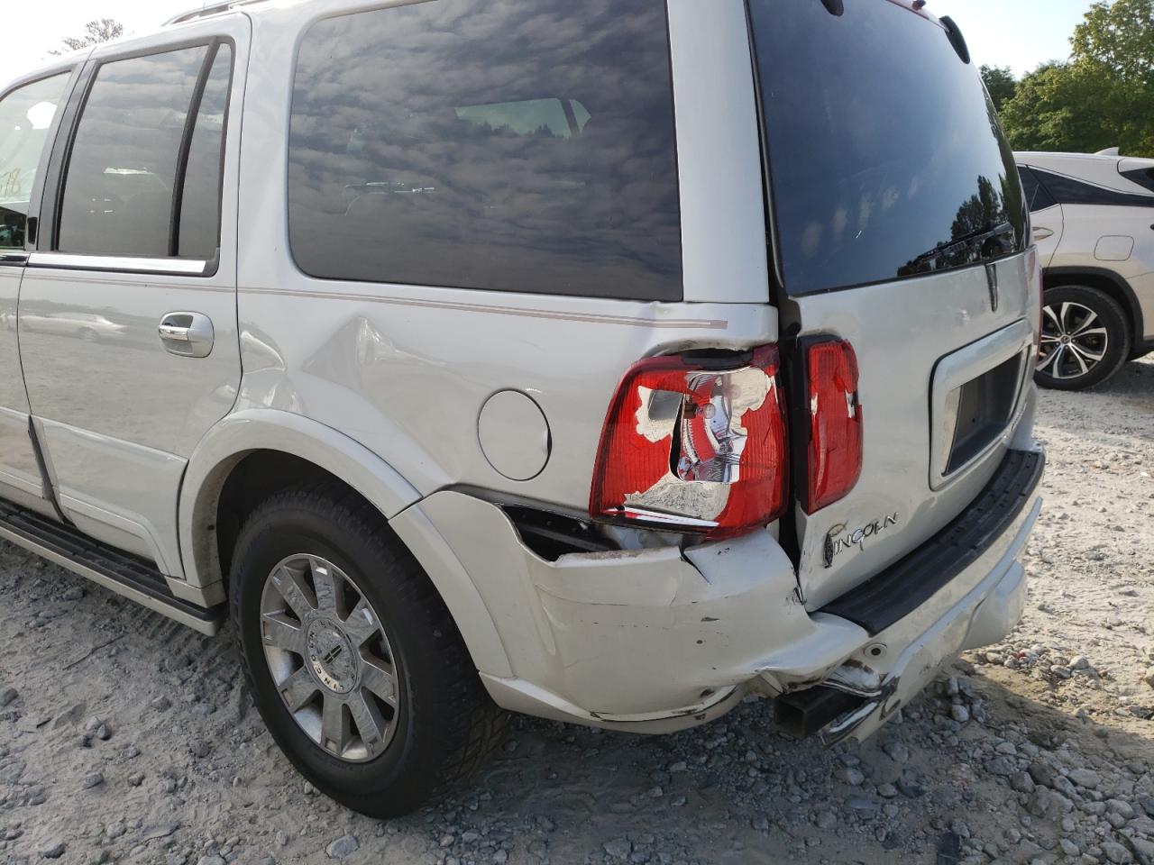 Photo 9 from auction – 2004 LINCOLN NAVIGATOR with VIN 5LMFU27R04LJ39783
