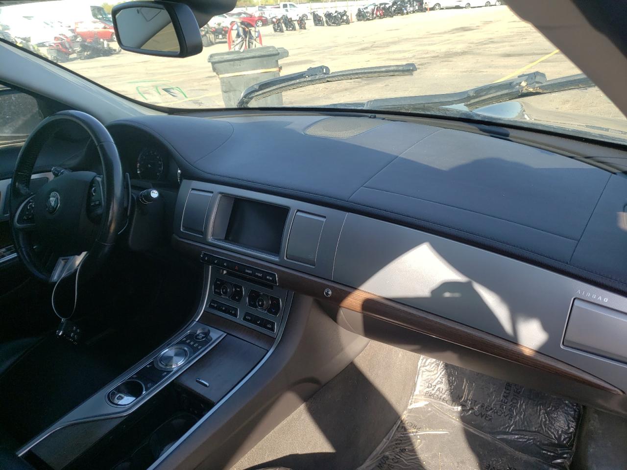 Photo 9 from auction – 2014 JAGUAR XF with VIN SAJWJ0EF6E8U14303