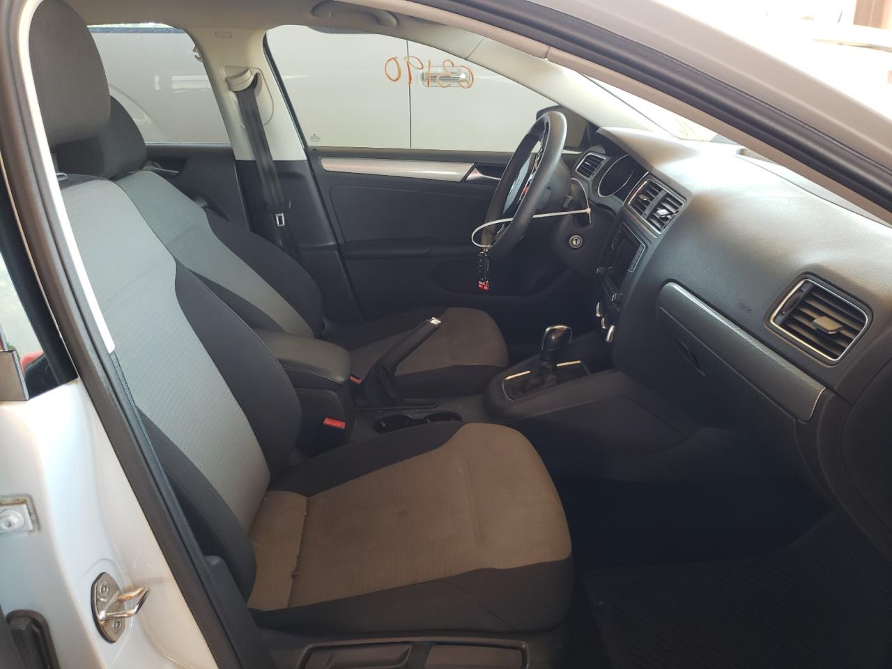 Photo 5 from auction – 2017 VOLKSWAGEN JETTA S with VIN 3VW2B7AJ7HM356745