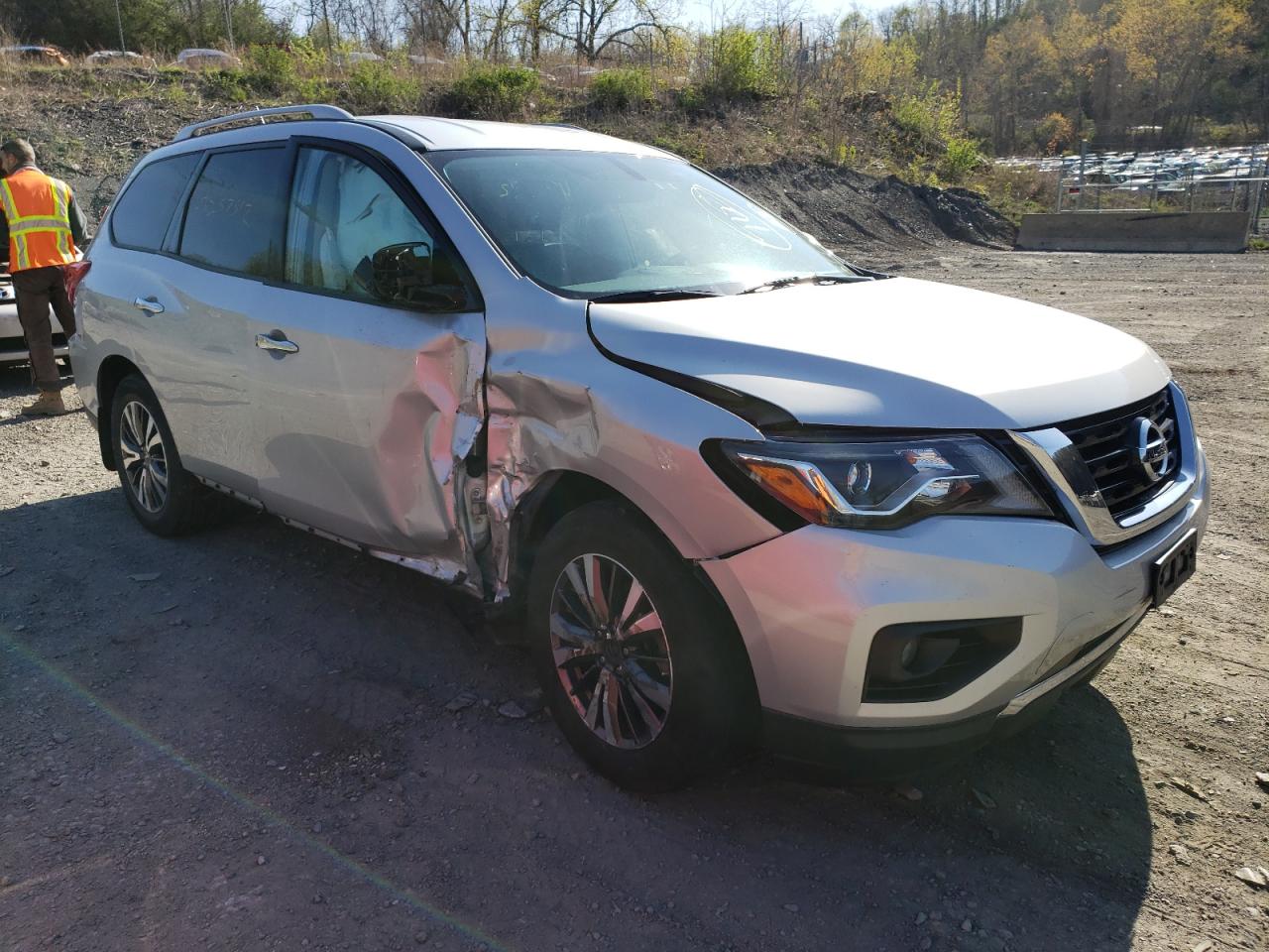NISSAN PATHFINDER 2017 with VIN 5N1DR2MM8HC695088 - Photo from auction