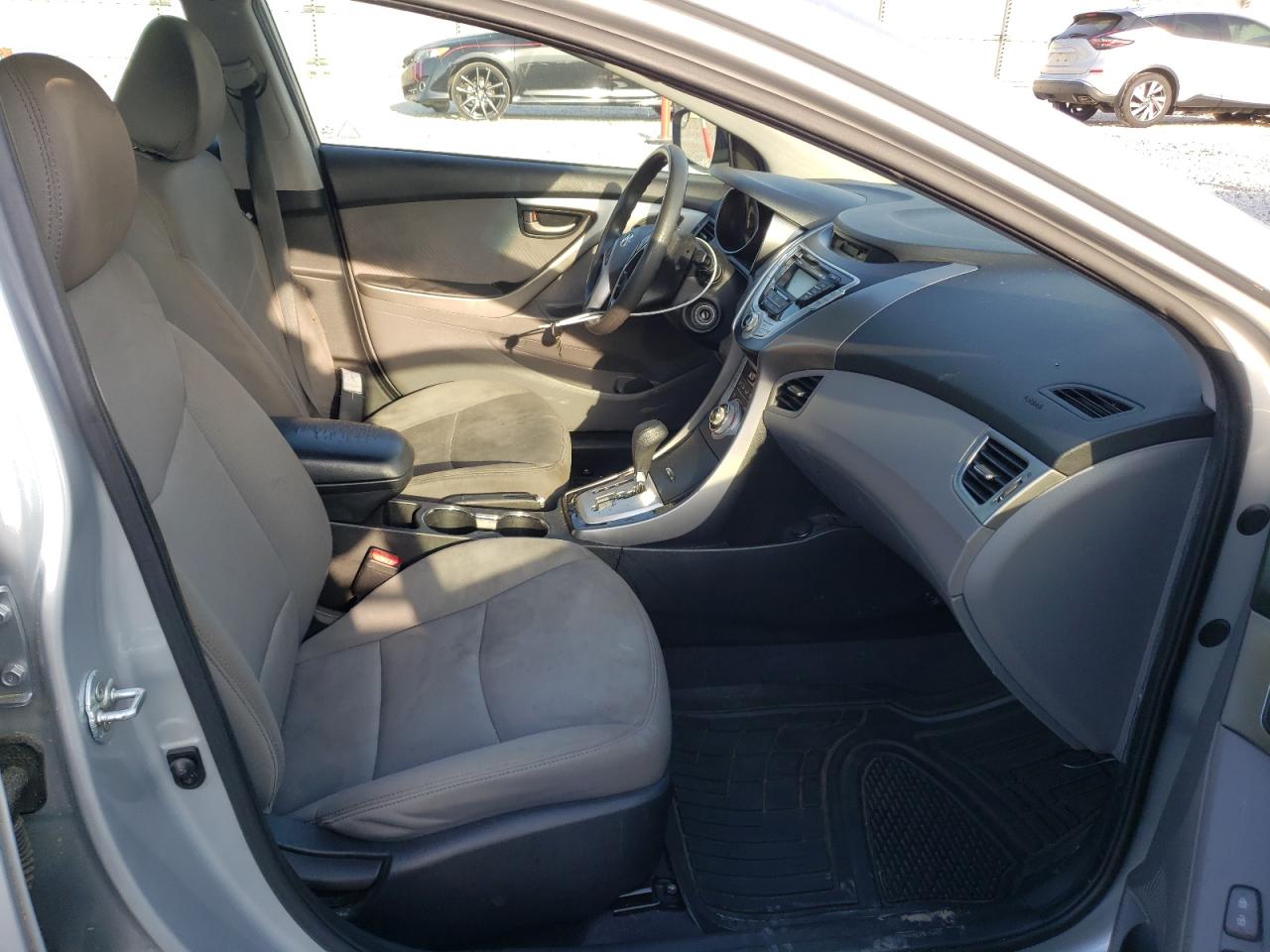 Photo 5 from auction – 2012 HYUNDAI ELANTRA with VIN 5NPDH4AE4CH102548