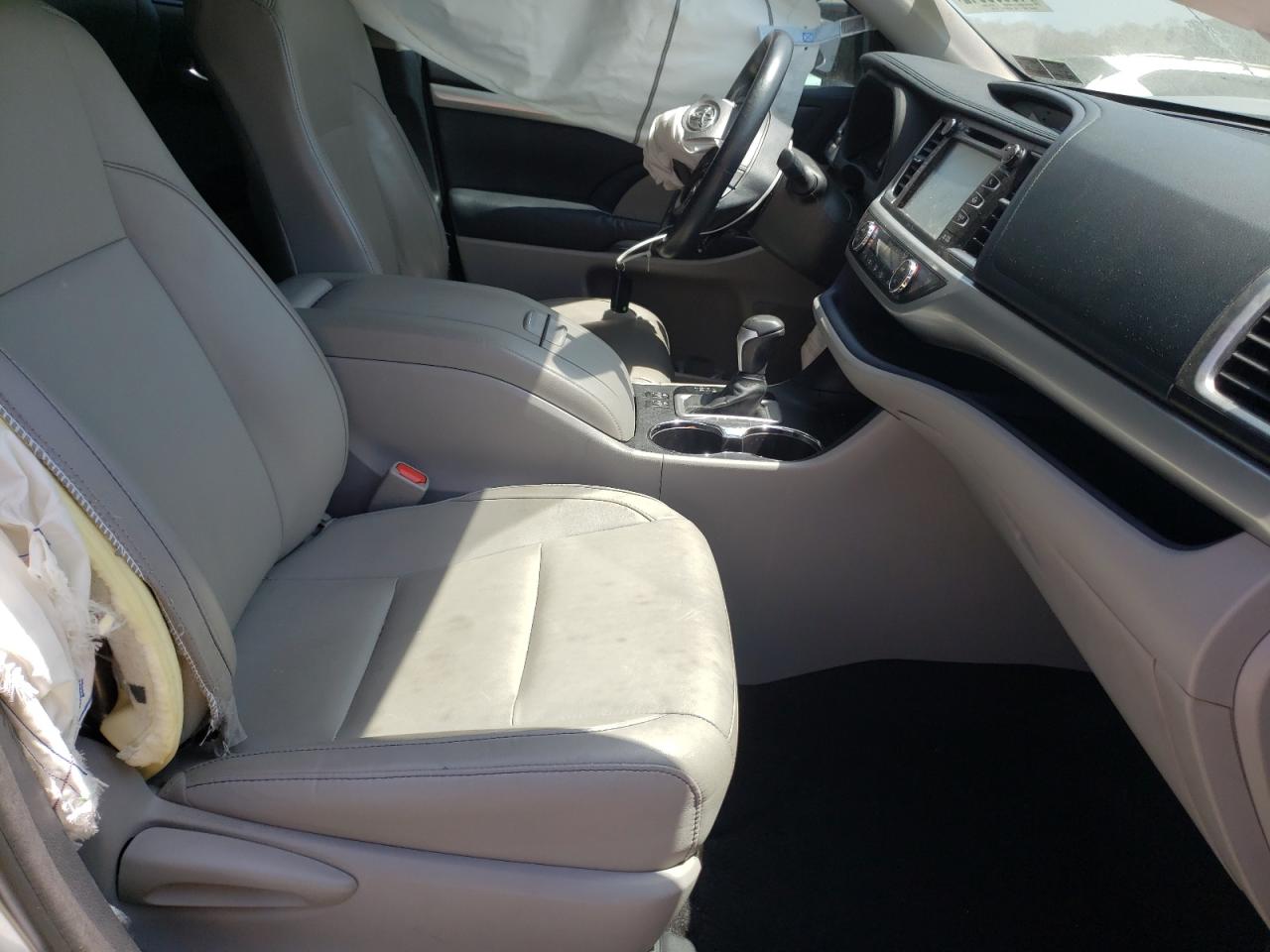 Photo 5 from auction – 2015 TOYOTA HIGHLANDER with VIN 5TDKKRFH9FS047053