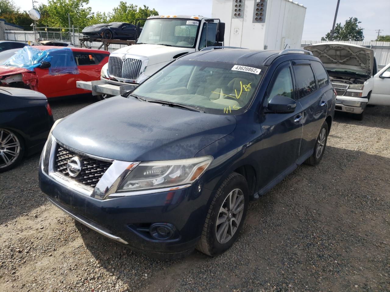 Photo 2 from auction – 2015 NISSAN PATHFINDER with VIN 5N1AR2MM5FC666602