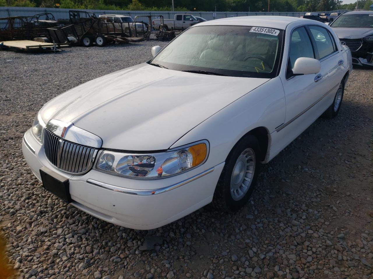 Zdjęcie 2 z aukcji – 2002 LINCOLN TOWN CAR E z VIN 1LNHM81W52Y649348