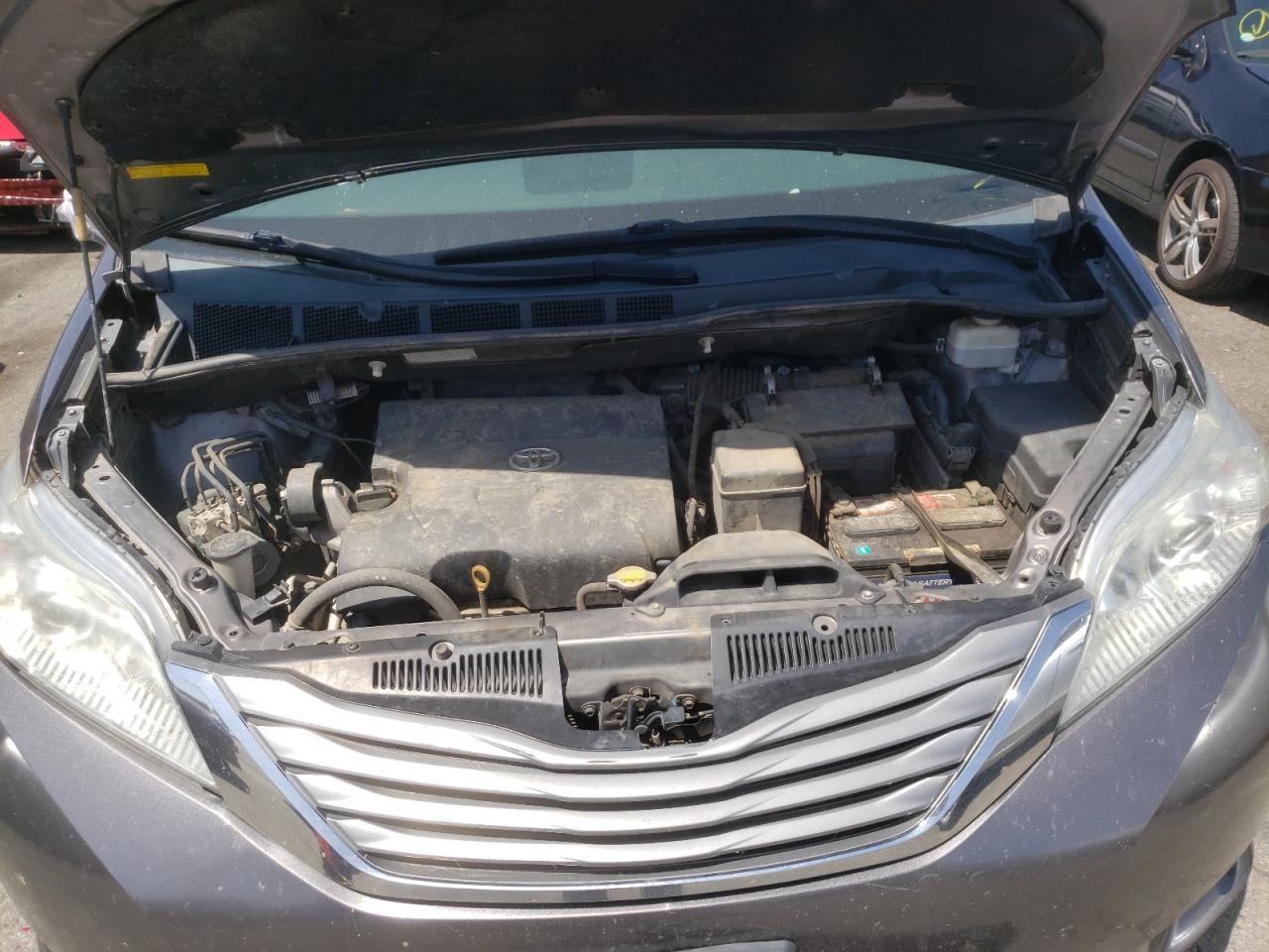 Photo 7 from auction – 2011 TOYOTA SIENNA XLE with VIN 5TDYK3DC0BS086042