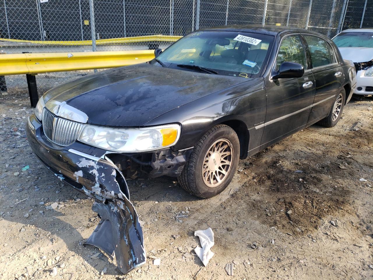 Photo 2 from auction – 2000 LINCOLN TOWN CAR S with VIN 1LNHM82W4YY820744