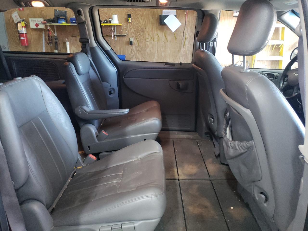 Photo 6 from auction – 2006 CHRYSLER TOWN & COU with VIN 2A4GP54L46R808212