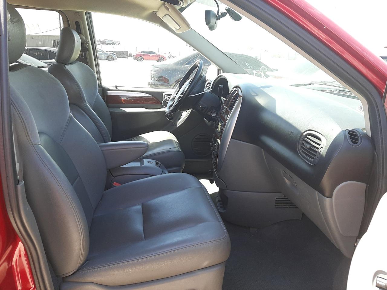 Photo 5 from auction – 2005 CHRYSLER TOWN & COU with VIN 2C8GP64L95R479130