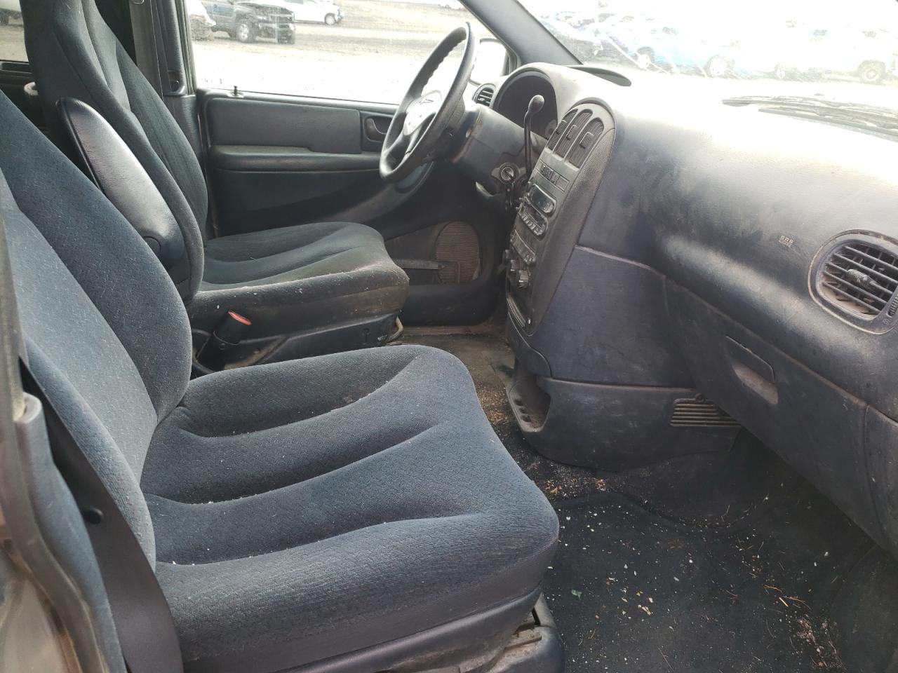 Photo 5 from auction – 2003 CHRYSLER VOYAGER LX with VIN 1C4GJ453X3B135873