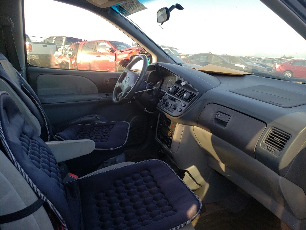 Photo 5 from auction – 2000 TOYOTA SIENNA with VIN 4T3GF19C6YU234988