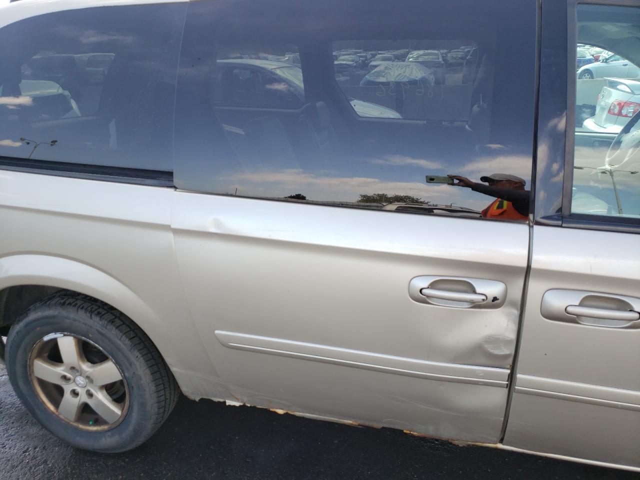 Photo 9 from auction – 2005 DODGE GRAND CARA with VIN 2D4GP44L85R164862
