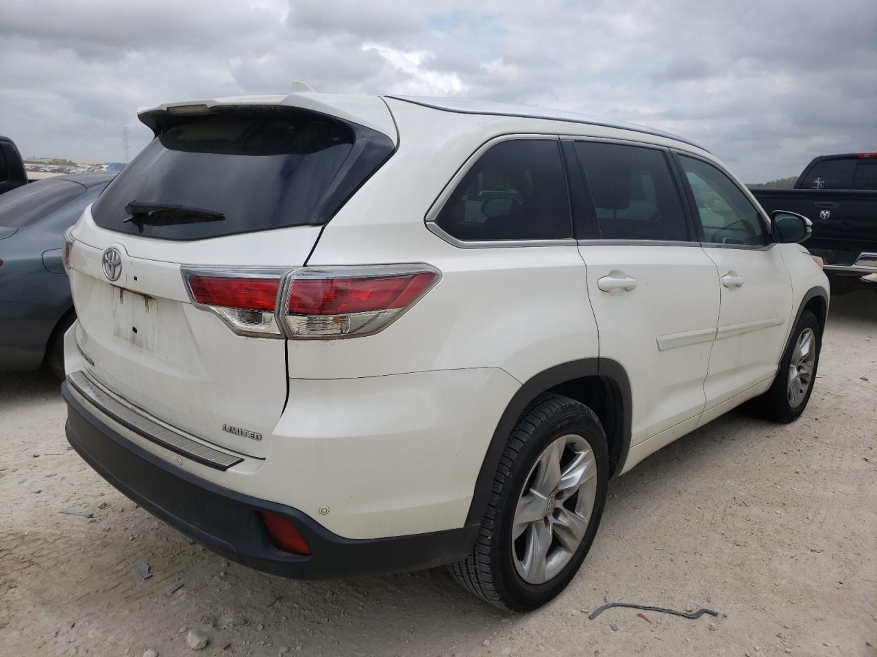 Photo 4 from auction – 2015 TOYOTA HIGHLANDER with VIN 5TDYKRFH9FS067006