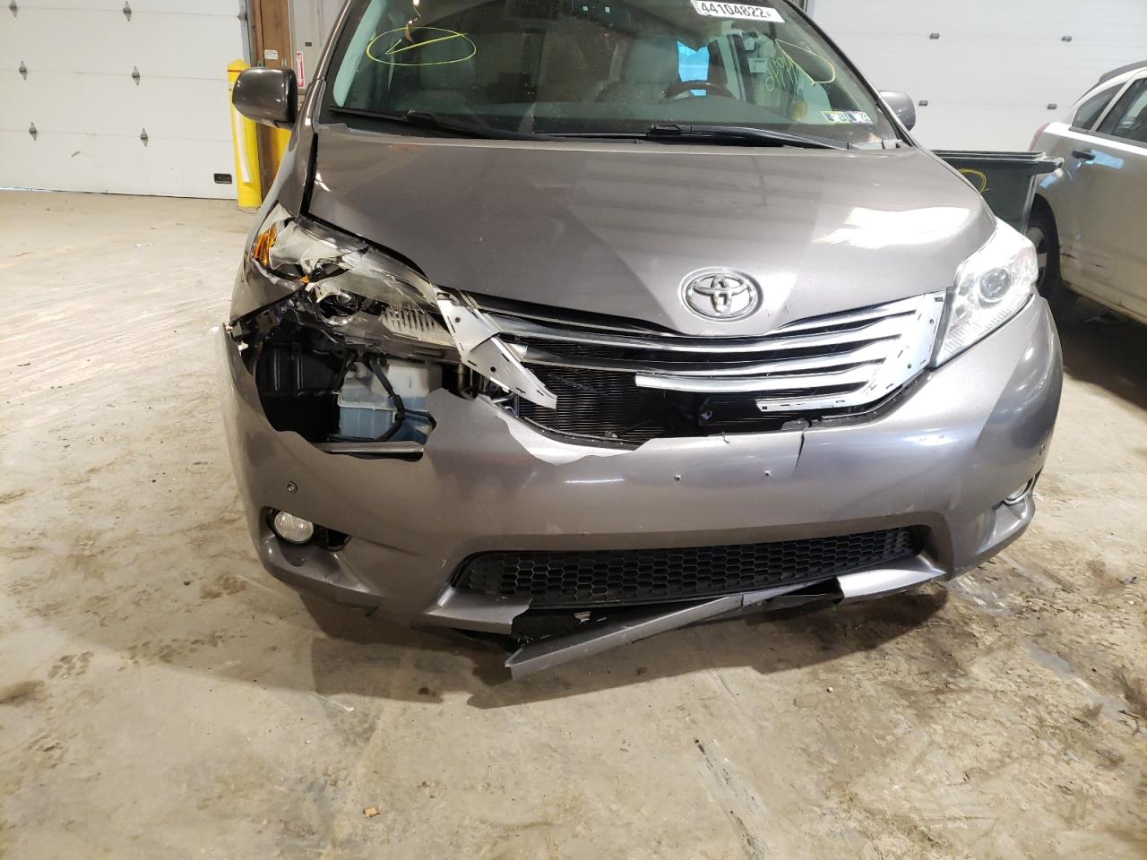 Photo 9 from auction – 2011 TOYOTA SIENNA XLE with VIN 5TDDK3DC4BS026182