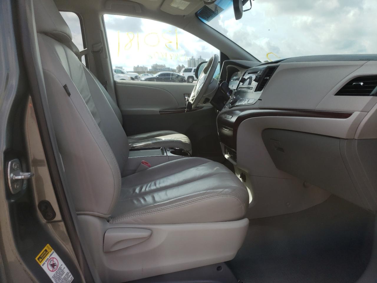 Photo 5 from auction – 2011 TOYOTA SIENNA XLE with VIN 5TDYK3DC3BS102718