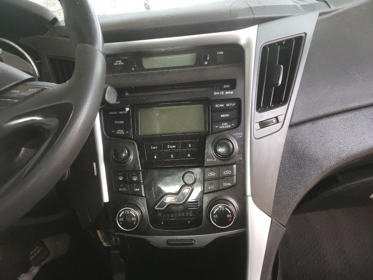 Photo 9 from auction – 2012 HYUNDAI SONATA SE with VIN 5NPEC4AB5CH336643