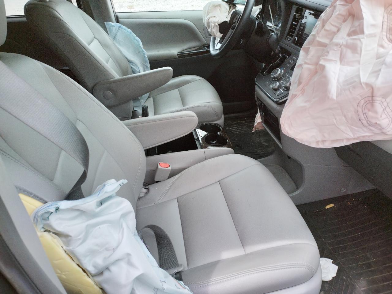 Photo 5 from auction – 2018 TOYOTA SIENNA XLE with VIN 5TDYZ3DC4JS915883