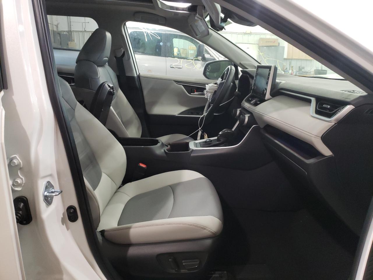 Photo 5 from auction – 2022 TOYOTA RAV4 LTD with VIN JTMN1RFV1ND086011