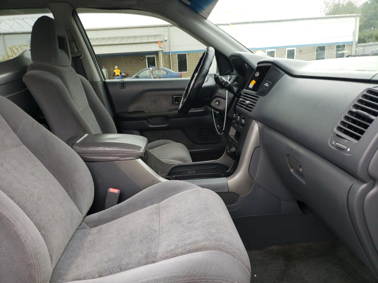 Photo 5 from auction – 2005 HONDA PILOT LX with VIN 2HKYF18165H504292
